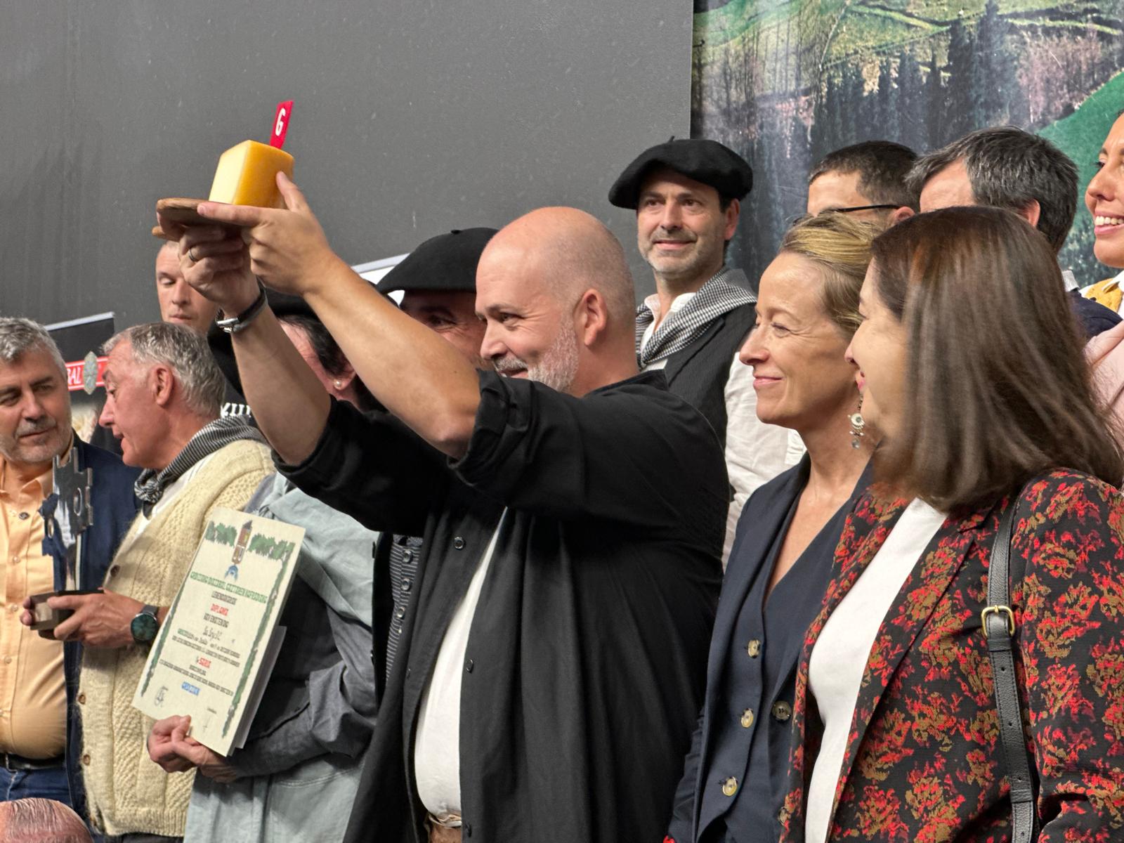 El medio queso ganador del concurso, subastado por 5.000 euros